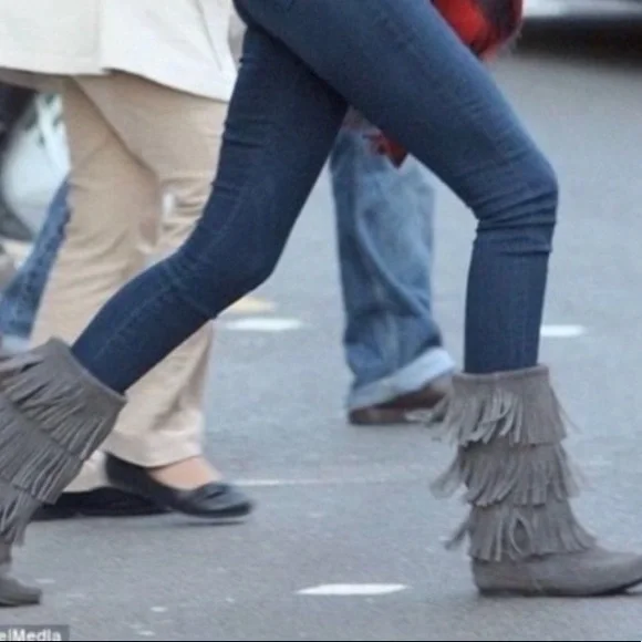 Minnetonka 3 layer fringe moccasin boots size 8 - Picture 3 of 14